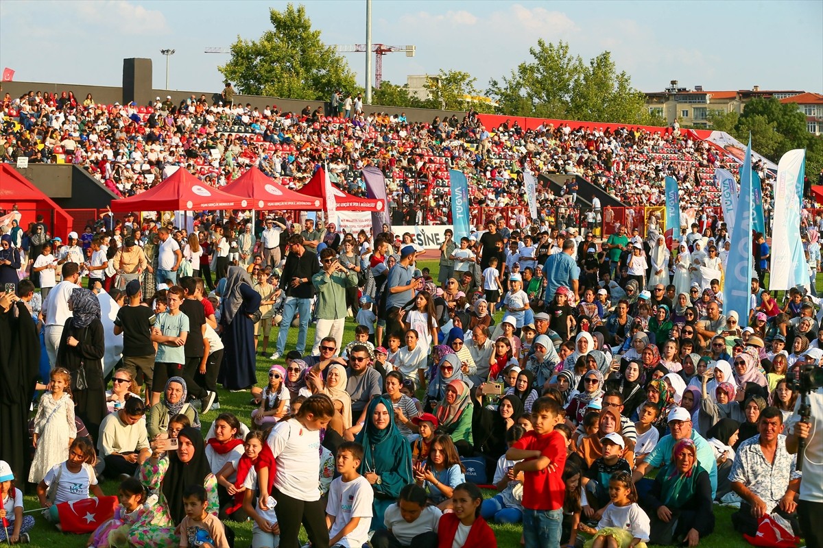 Türkiye Gençlik Vakfı (TÜGVA) Uşak İl Temsilciliğince, Bir Eylül Stadyumu'nda Yaz Okulları Kapanış...