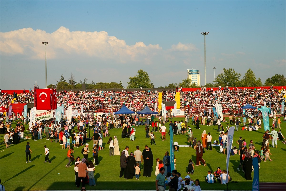 Türkiye Gençlik Vakfı (TÜGVA) Uşak İl Temsilciliğince, Bir Eylül Stadyumu'nda Yaz Okulları Kapanış...