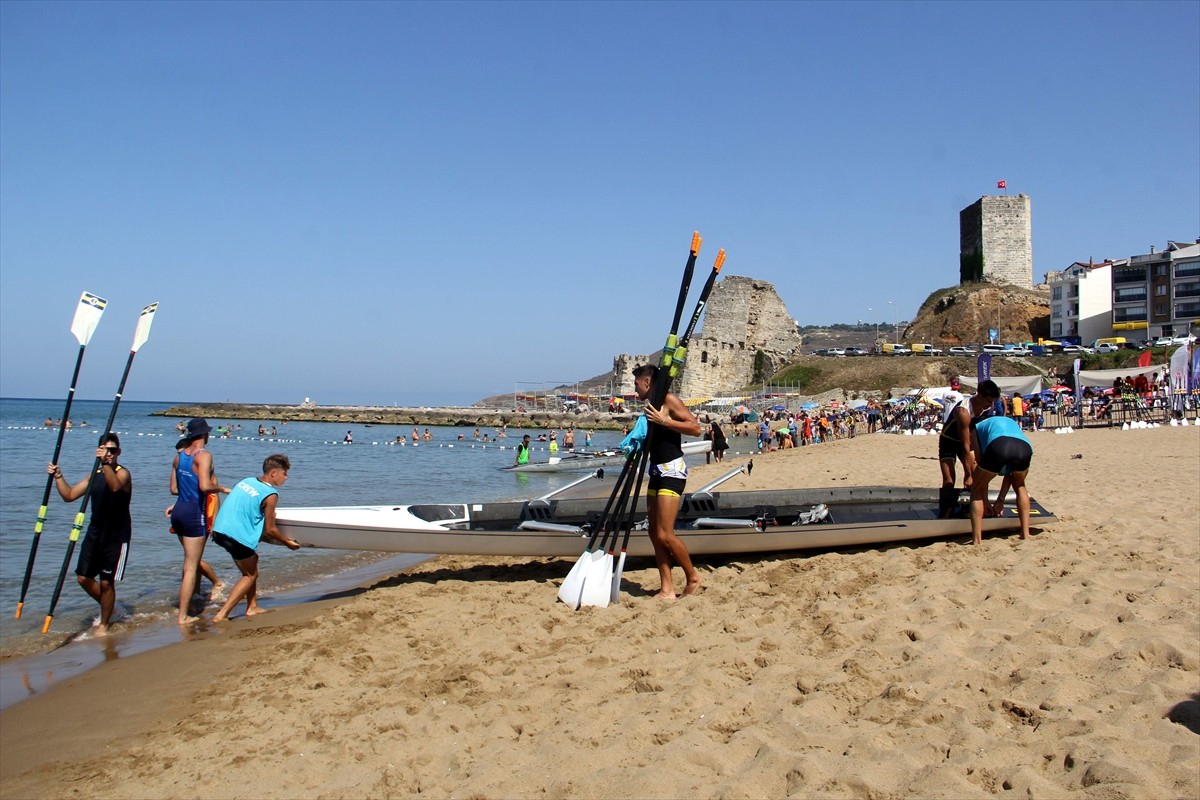 Türkiye Kürek Federasyonu tarafından Sinop’ta düzenlenen Deniz Küreği Türkiye Şampiyonası Sahil...