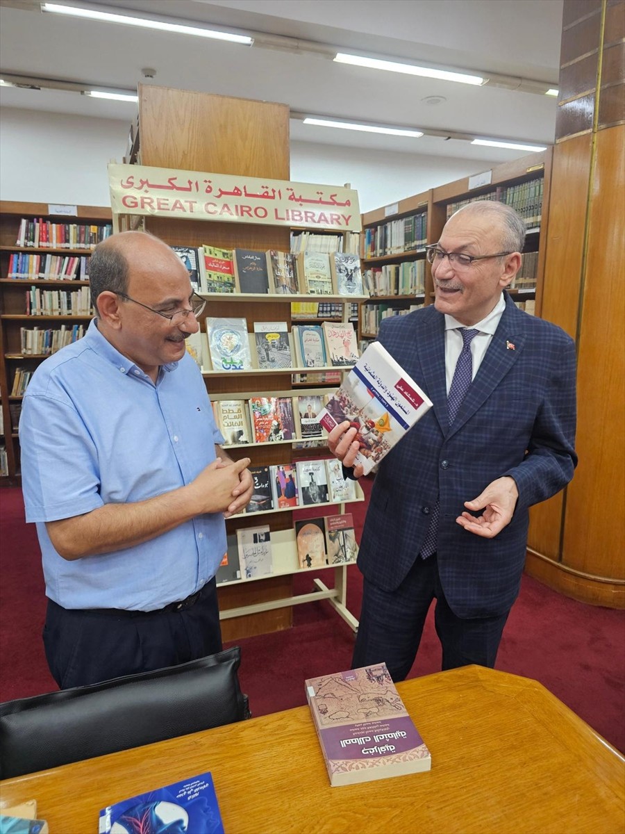Türkiye’nin Kahire Büyükelçisi Salih Mutlu Şen, başkentte bulunan Büyük Kahire Kütüphanesi'ni...