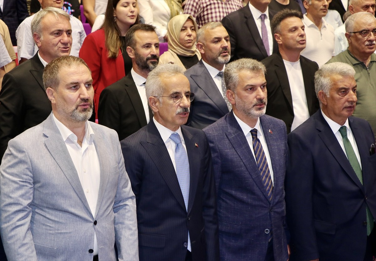 Ulaştırma ve Altyapı Bakanı Abdulkadir Uraloğlu (ortada), Hamamizade İhsan Bey Kültür Merkezi'nde...