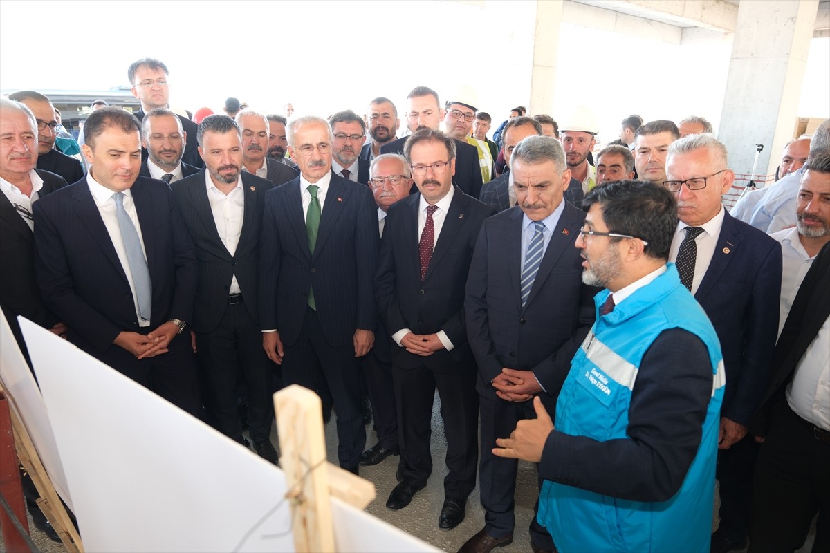 Ulaştırma ve Altyapı Bakanı Abdulkadir Uraloğlu (sol 3), Yozgat'ın şehir merkezine 15 kilometre...