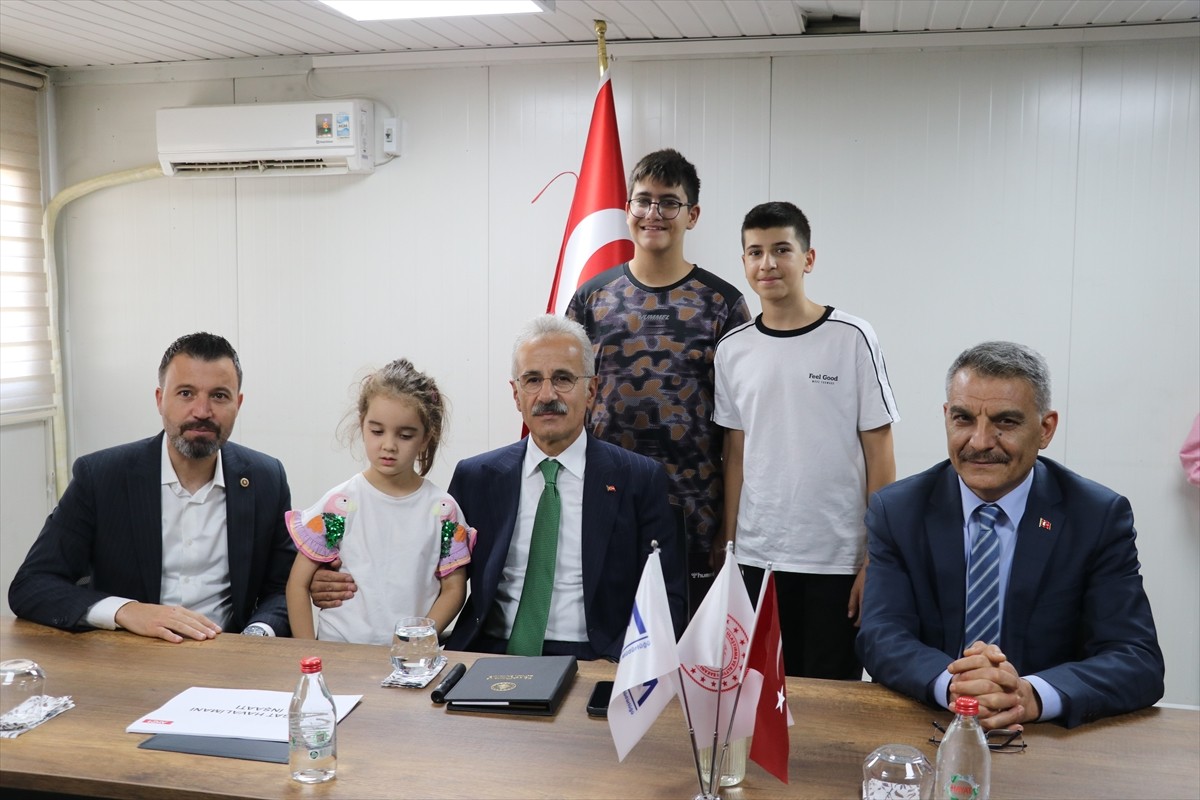 Ulaştırma ve Altyapı Bakanı Abdulkadir Uraloğlu (sol 3), Yozgat'ın şehir merkezine 15 kilometre...