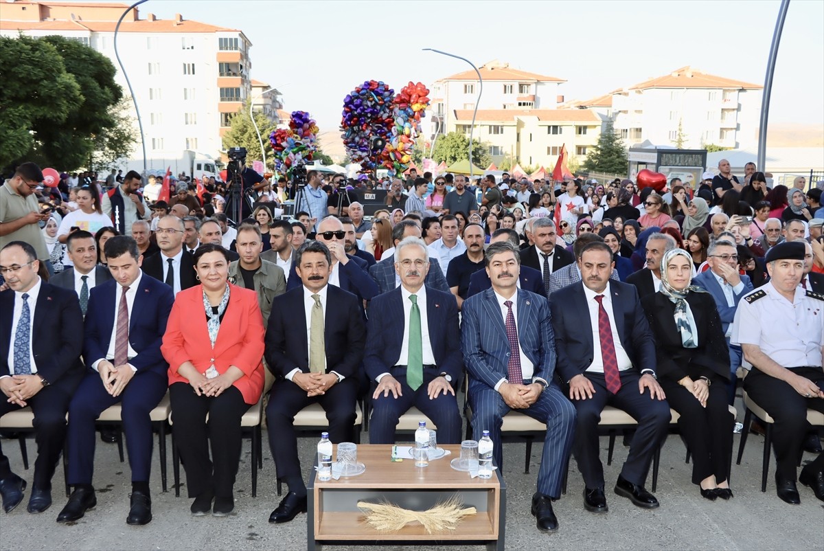 Ulaştırma ve Altyapı Bakanı Abdulkadir Uraloğlu (sol 5), Kırşehir'in Çiçekdağı ilçesinde...