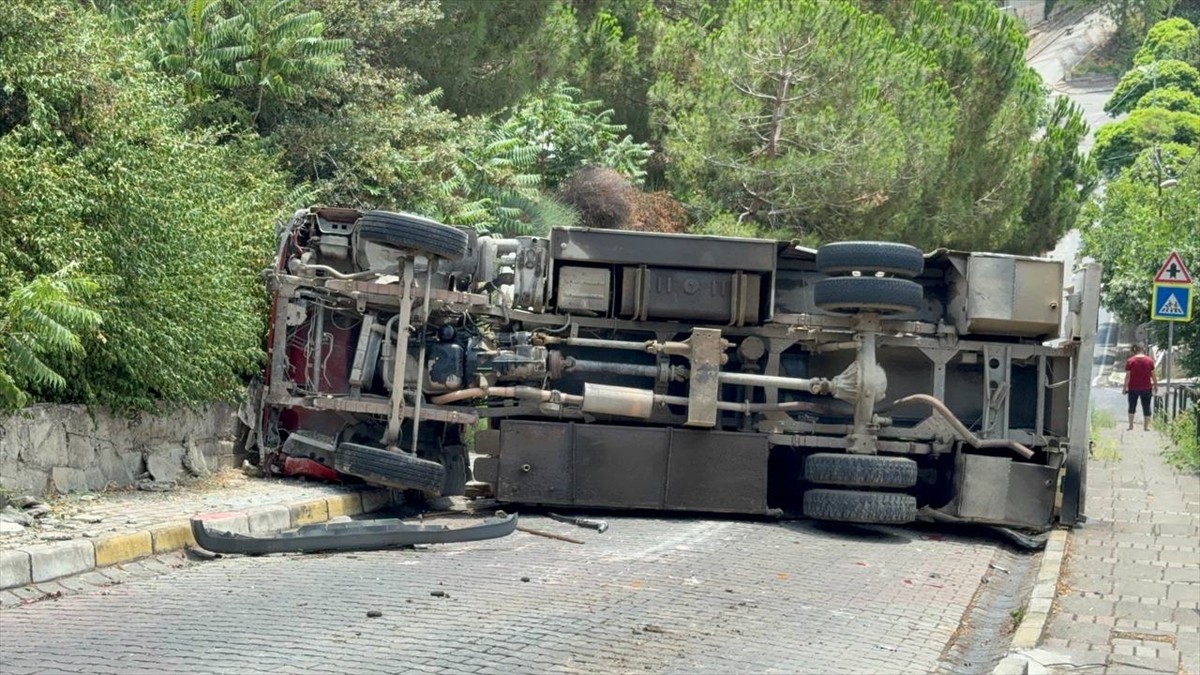 Üsküdar Küplüce Mahallesi Şehit Mustafa Kaymakçı Sokak’ta, sürücüsünün ismi öğrenilemeyen 41 UH...