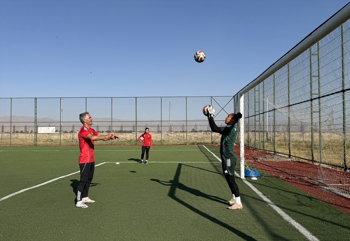 Üst üste iki kez şampiyonluk yaşayarak Turkcell Kadın Futbol Süper Ligi'ne yükselen Yüksekovaspor...
