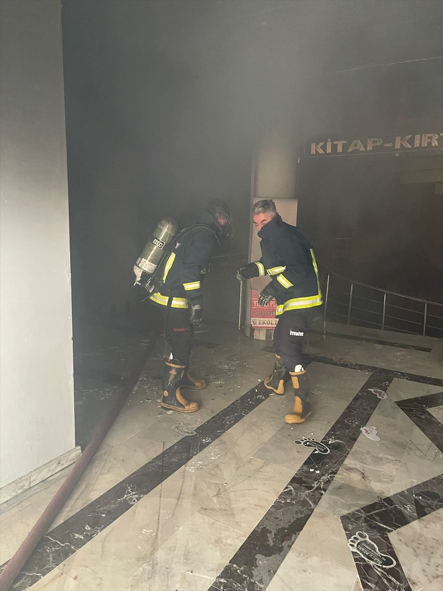 Van'ın İpekyolu ilçesinde bir iş merkezinde çıkan yangın, 4 dükkanda hasara neden oldu.