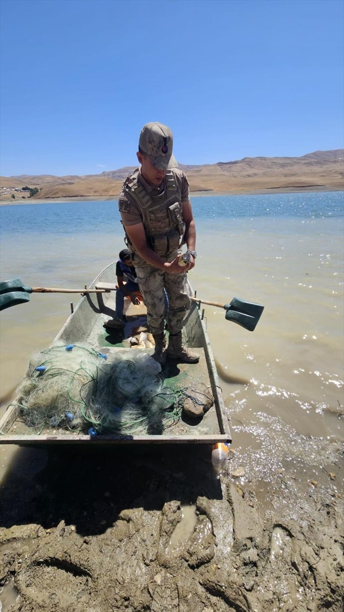 Van'ın Muradiye ilçesinde kaçak balık avı yaptığı tespit edilen 2 kişiye 25 bin 670 lira para...