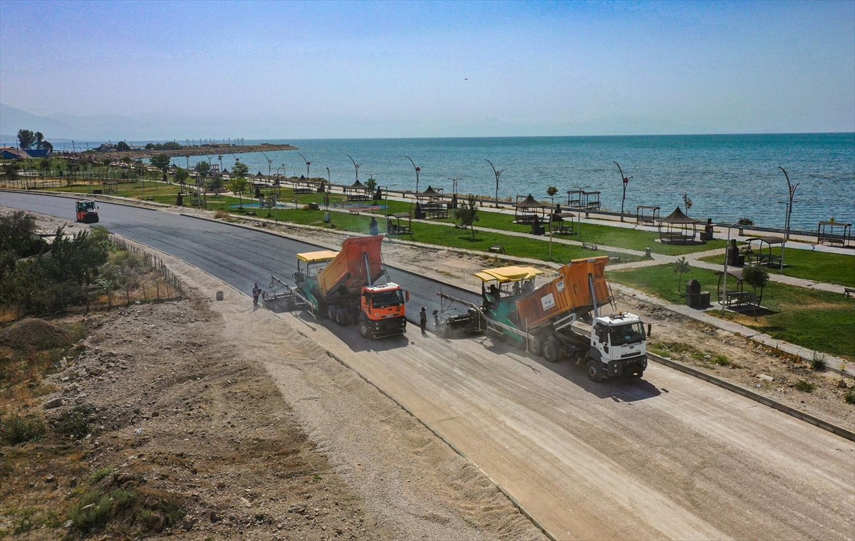 Van Büyükşehir Belediyesince geçen yıl iki etabı tamamlanan sahil yolunun 3. etap çalışmaları...