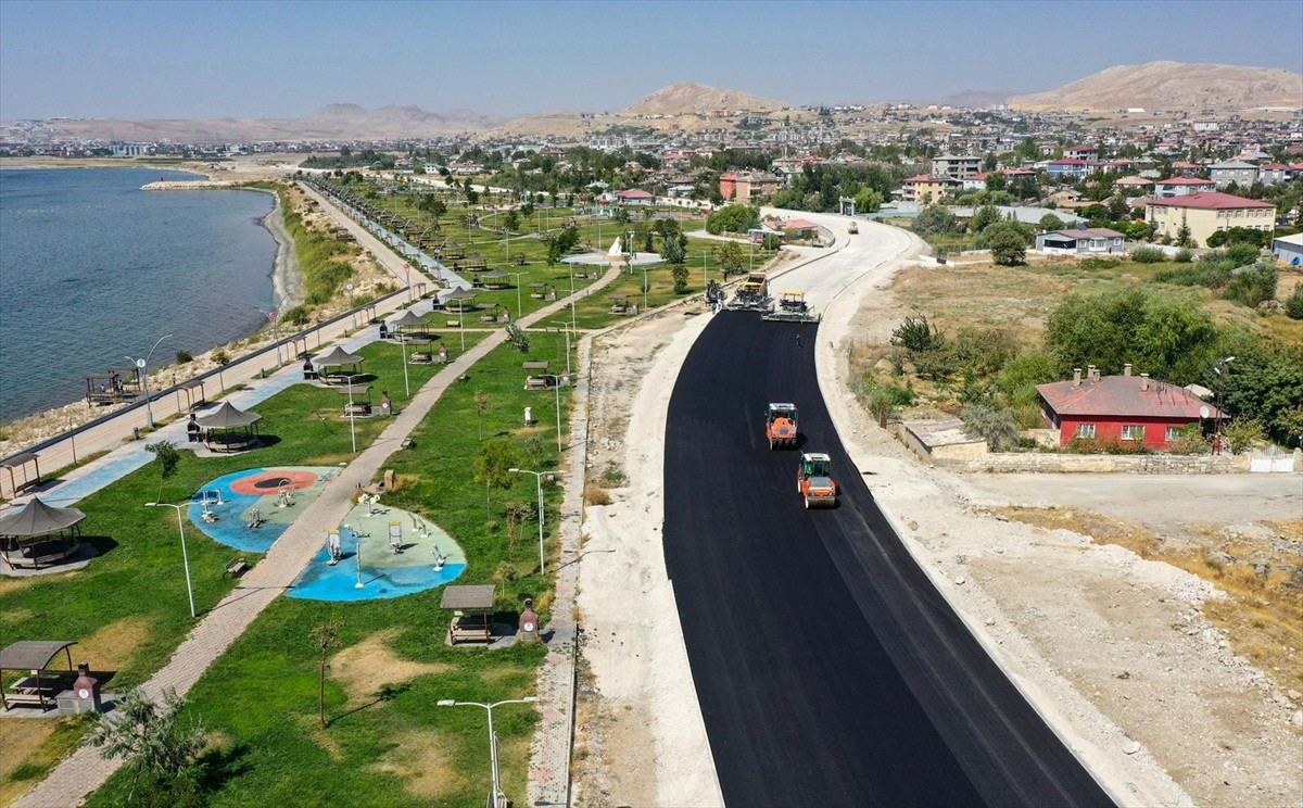 Van Büyükşehir Belediyesince geçen yıl iki etabı tamamlanan sahil yolunun 3. etap çalışmaları...
