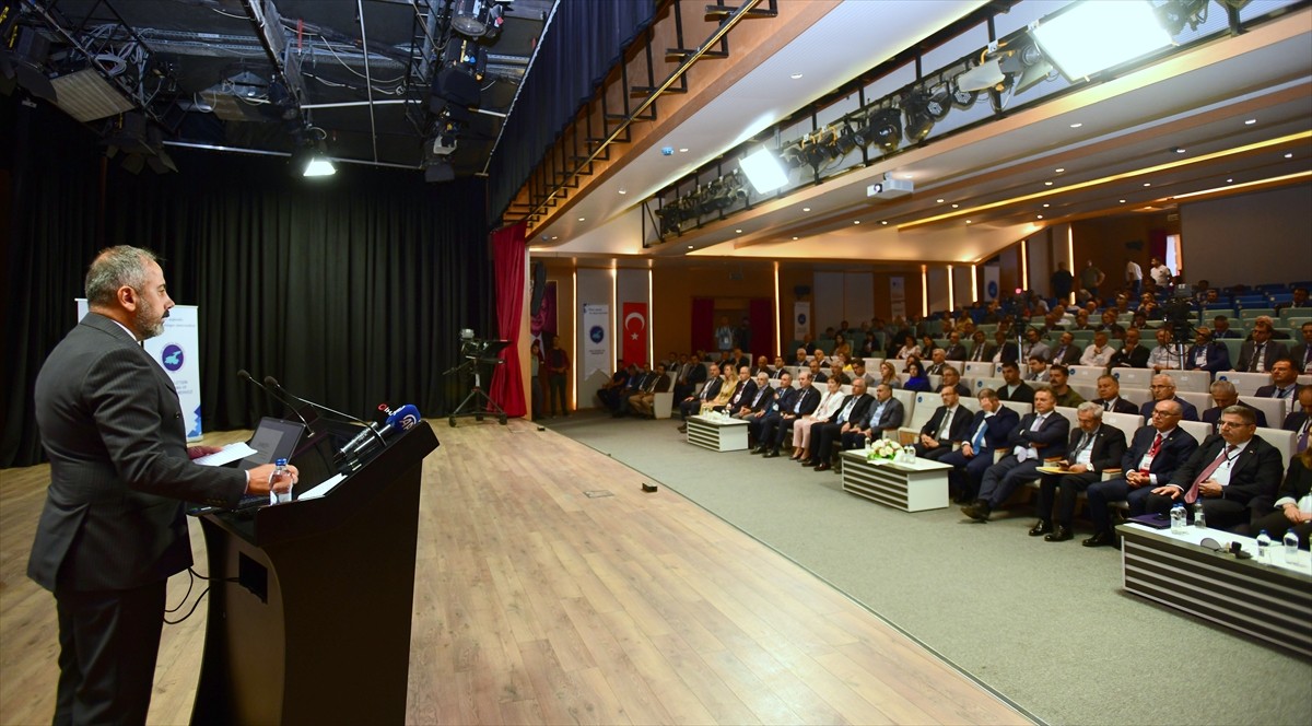  Van Yüzüncü Yıl Üniversitesi (YYÜ) ile Üniversite Hastaneleri Birliği tarafından Van'da...