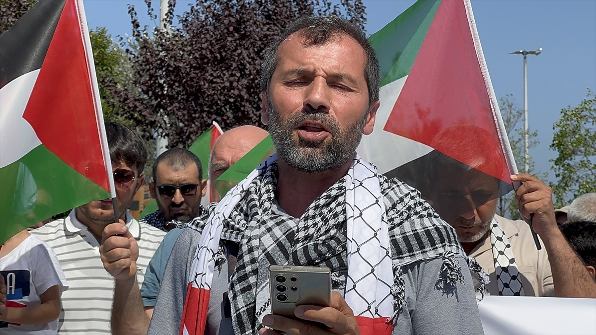 Yalova'da 15 Temmuz Demokrasi ve Cumhuriyet Meydanı'nda bir araya gelen yaklaşık 80 kişilik grup...