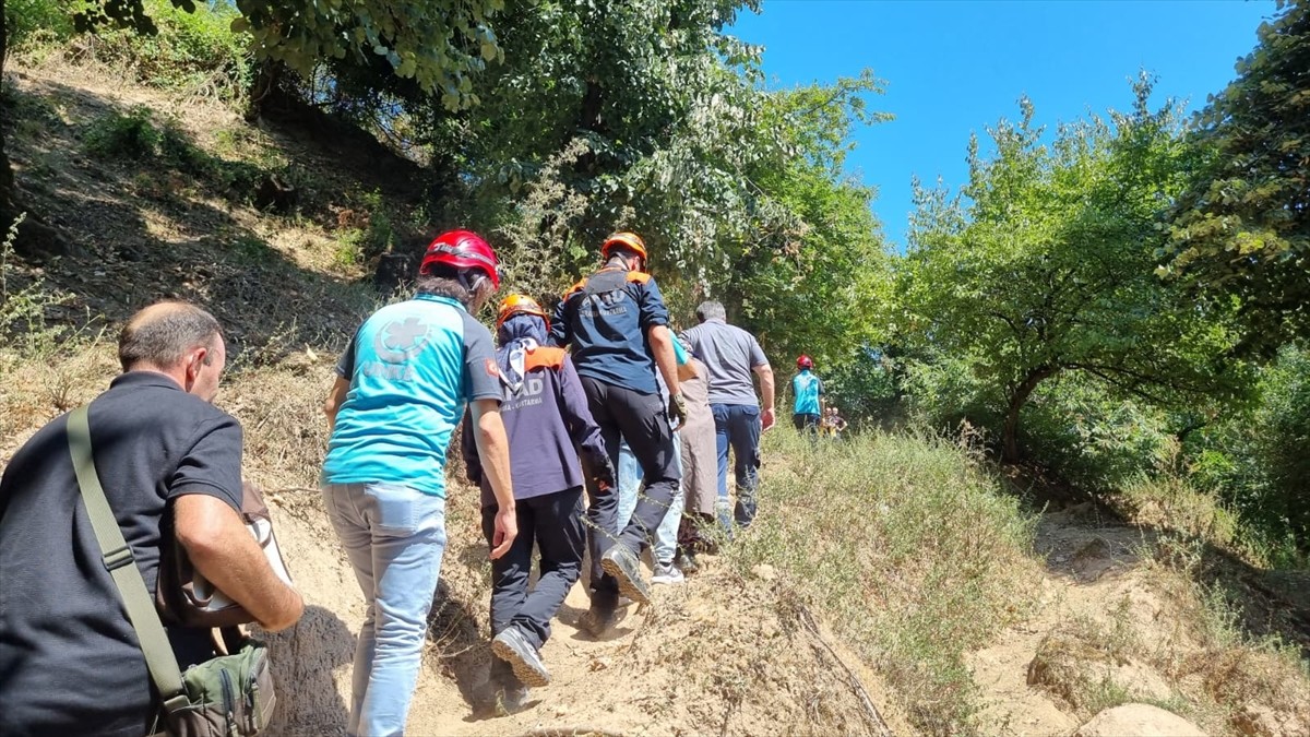 Yalova'nın Termal ilçesi Gökçedere Barajı mevkiinde dağlık ve ormanlık alanda oğlu ile yaşayan ve...