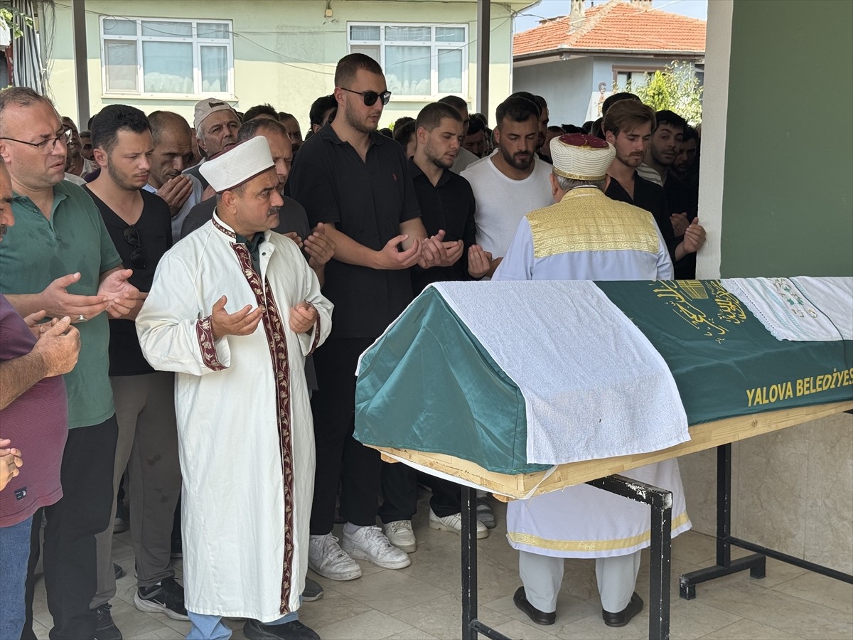 Yalova-İzmit karayolu Çiftlikköy ilçesi üst geçit mevkiinde dün motosikletiyle tıra çarpması...