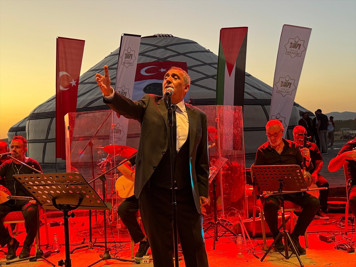 Yavuz Bingöl, Malazgirt Zaferi'nin 954. yıl dönümü kutlamaları kapsamında Muş'un Malazgirt...