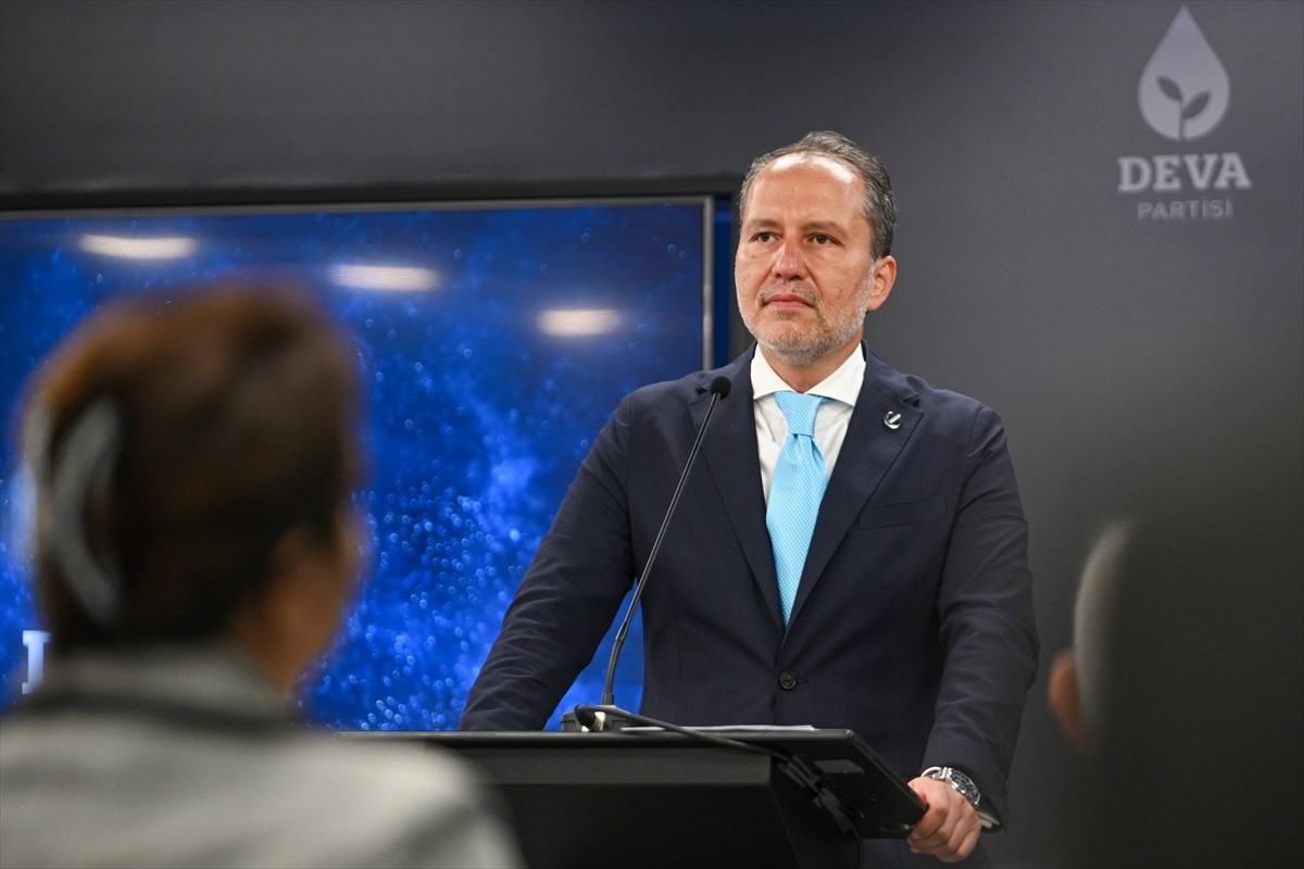 Yeniden Refah Partisi Genel Başkanı Fatih Erbakan (solda), DEVA Partisi Genel Başkanı Ali...