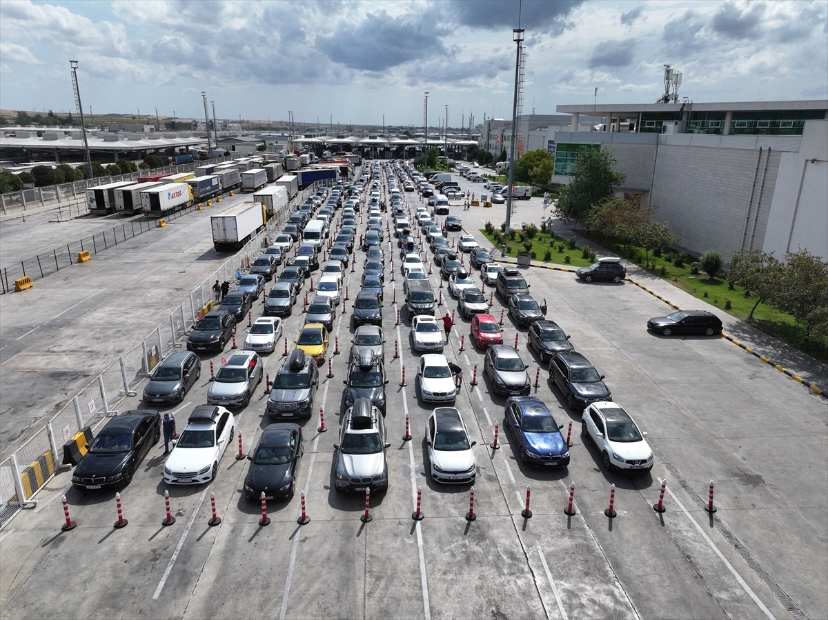 Yıllık izinlerini memleketlerinde geçiren gurbetçilerin, yaşadıkları ülkelere dönüş yolculukları...