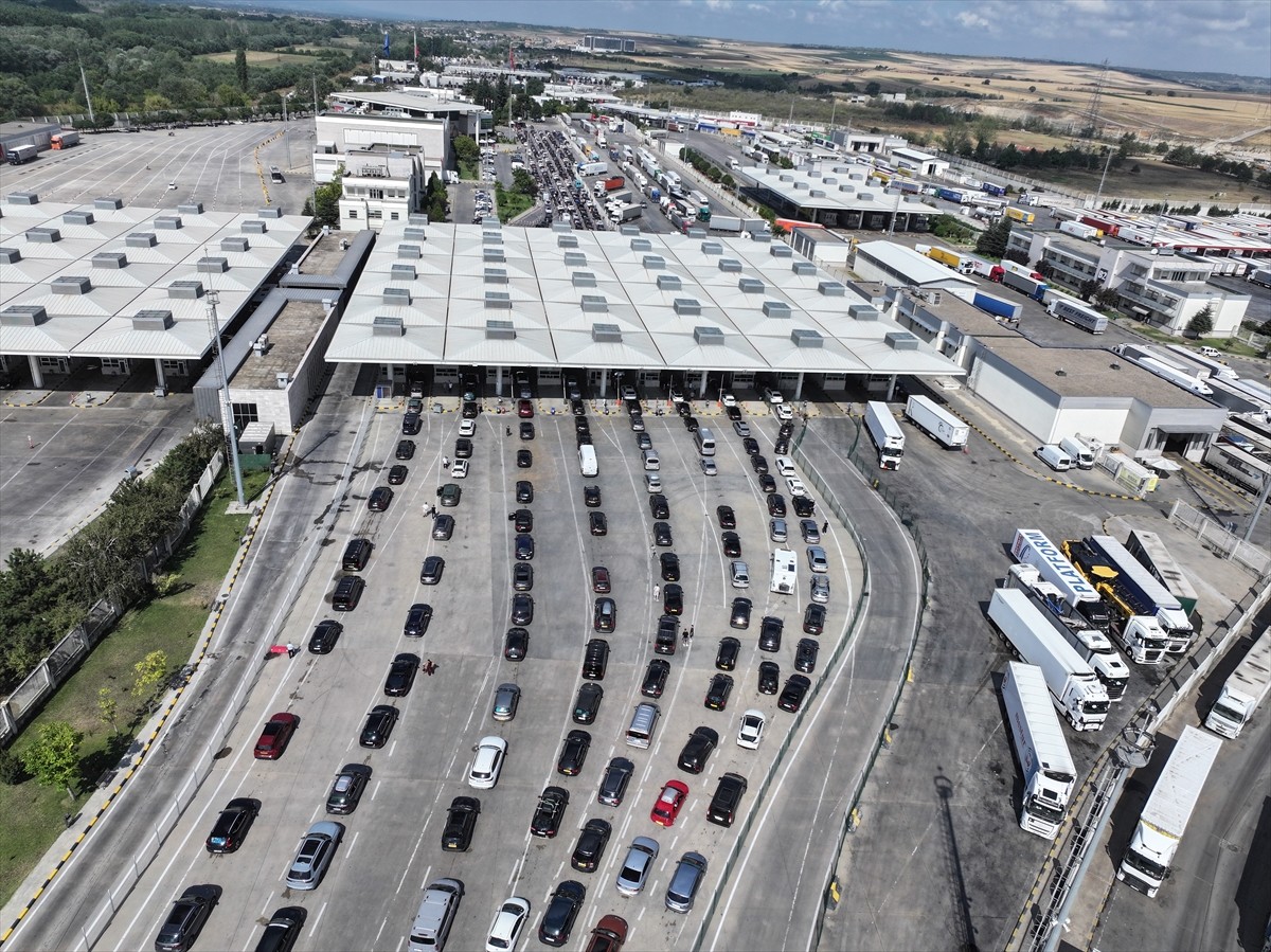 Yıllık izinlerini Türkiye'de geçiren gurbetçilerin yaşadıkları ülkelere dönüş yolculuğu devam...