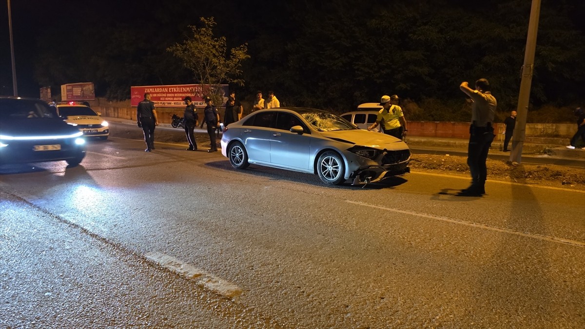 Zonguldak'ın Kozlu ilçesinde otomobilin yolun karşısına geçmek isteyen yayalara çarpması sonucu 3...