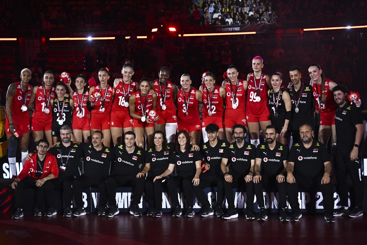 2025 FIVB Dünya Şampiyonası finalinde İtalya'ya 3-2 yenilerek ikinci olan A Milli Kadın Voleybol...