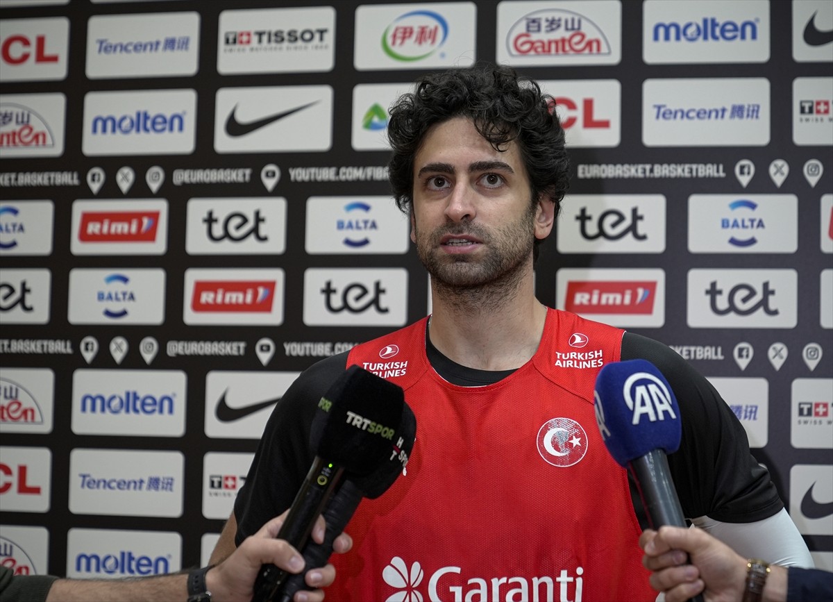 A Milli Basketbol Takımı oyuncularından Furkan Korkmaz, ay-yıldızlıların Olimpik Spor Merkezi'nde...