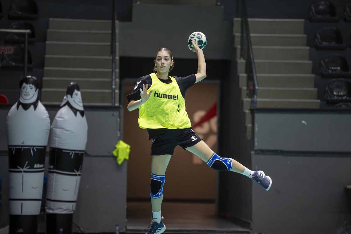 A Milli Kadın Hentbol Takımı, Çekya'da yarın başlayacak hazırlık turnuvasında Norveç ile yapacağı...