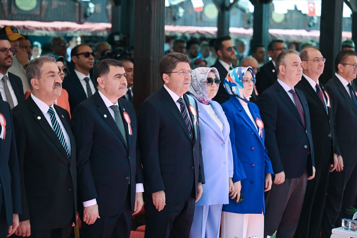 Adalet Bakanı Yılmaz Tunç (ortada), Başkent Millet Bahçesi'nde düzenlenen İşyurtları Ürün ve El...