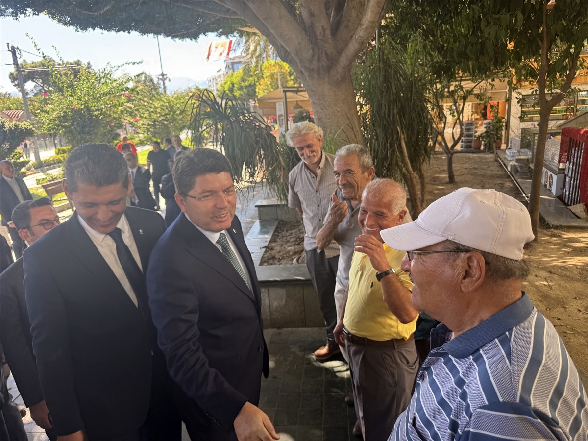 Adalet Bakanı Yılmaz Tunç (sağ 4), Antalya Ticaret Borsası Başkanı Ali Çandır (sol 4) ve yönetimi...