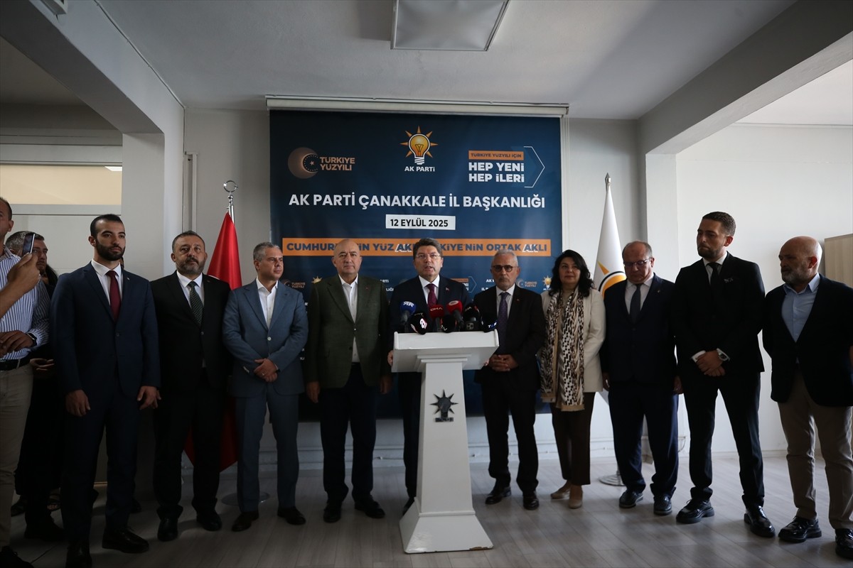 Adalet Bakanı Yılmaz Tunç, Türkiye Yüzyılı Buluşmaları kapsamında AK Parti il binasında basın...