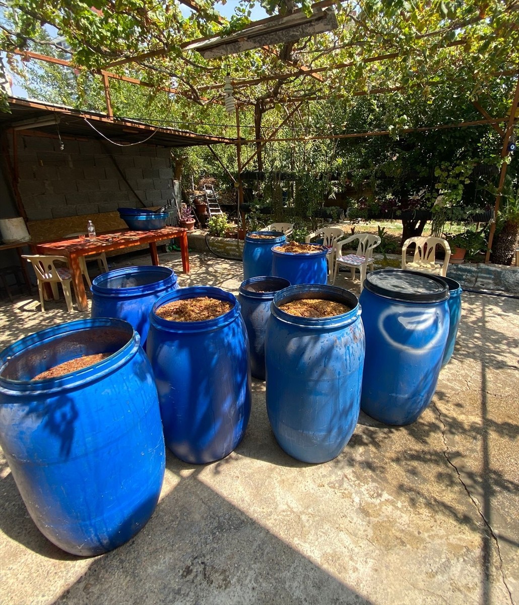 Adana'da 2 bin 930 litre sahte içki ele geçirildi, 3 şüpheli gözaltına alındı.
