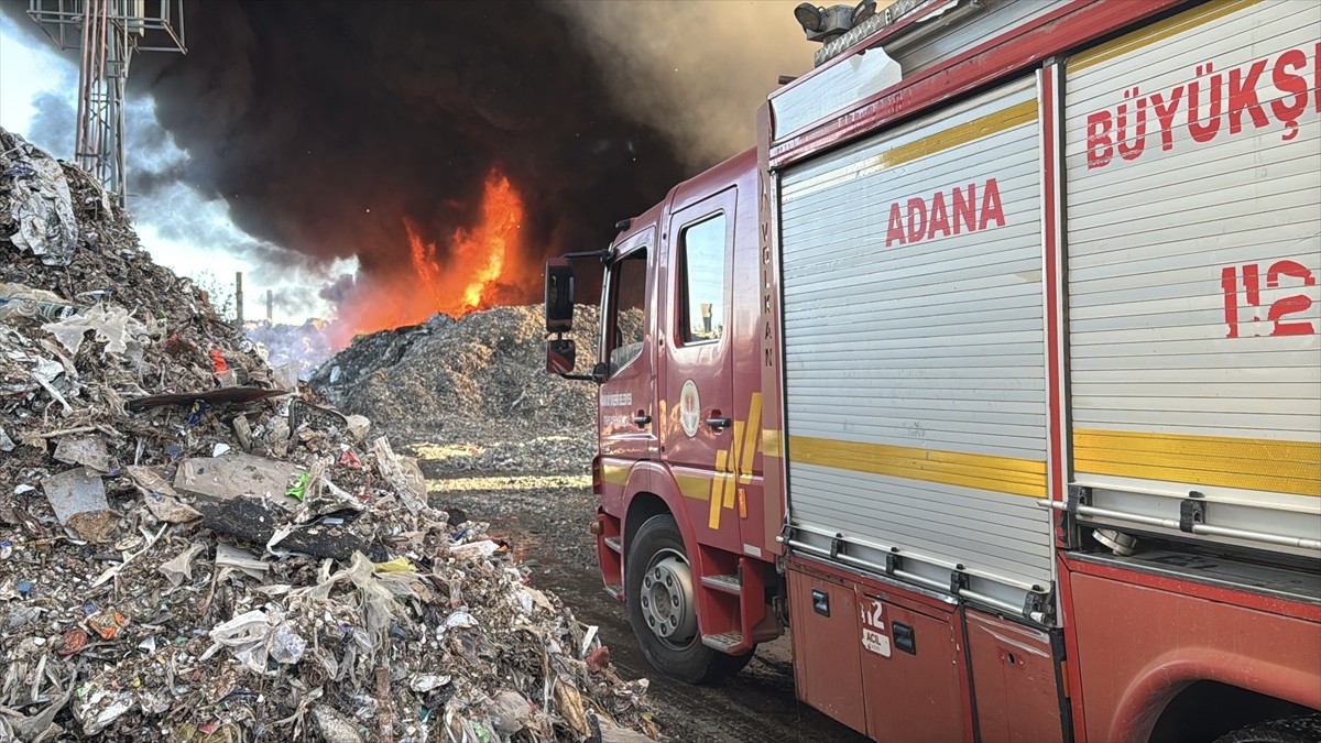 Adana'da, merkez Seyhan ilçesi Küçükdikili Mahallesi'ndeki geri dönüşüm fabrikasında çıkan yangına...
