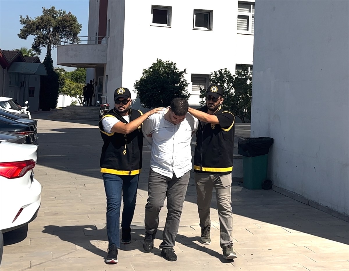 Adana'da Yüreğir Belediye Başkanı Ali Demirçalı'nın iş yerine girerek boş koltuğa tabancayla ateş...