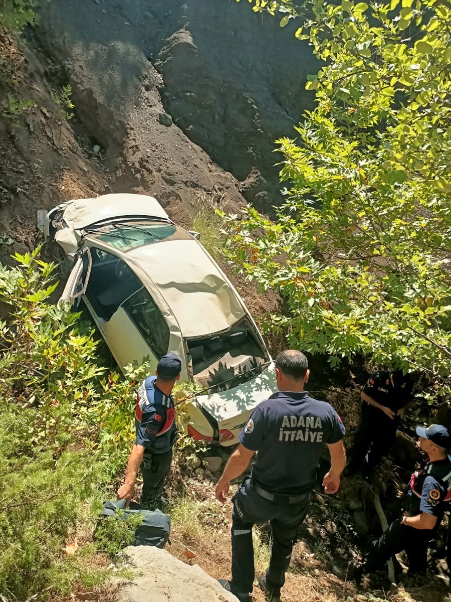 Adana'nın Aladağ ilçesinde otomobilin uçuruma yuvarlanması sonucu 2 kişi yaralandı.
