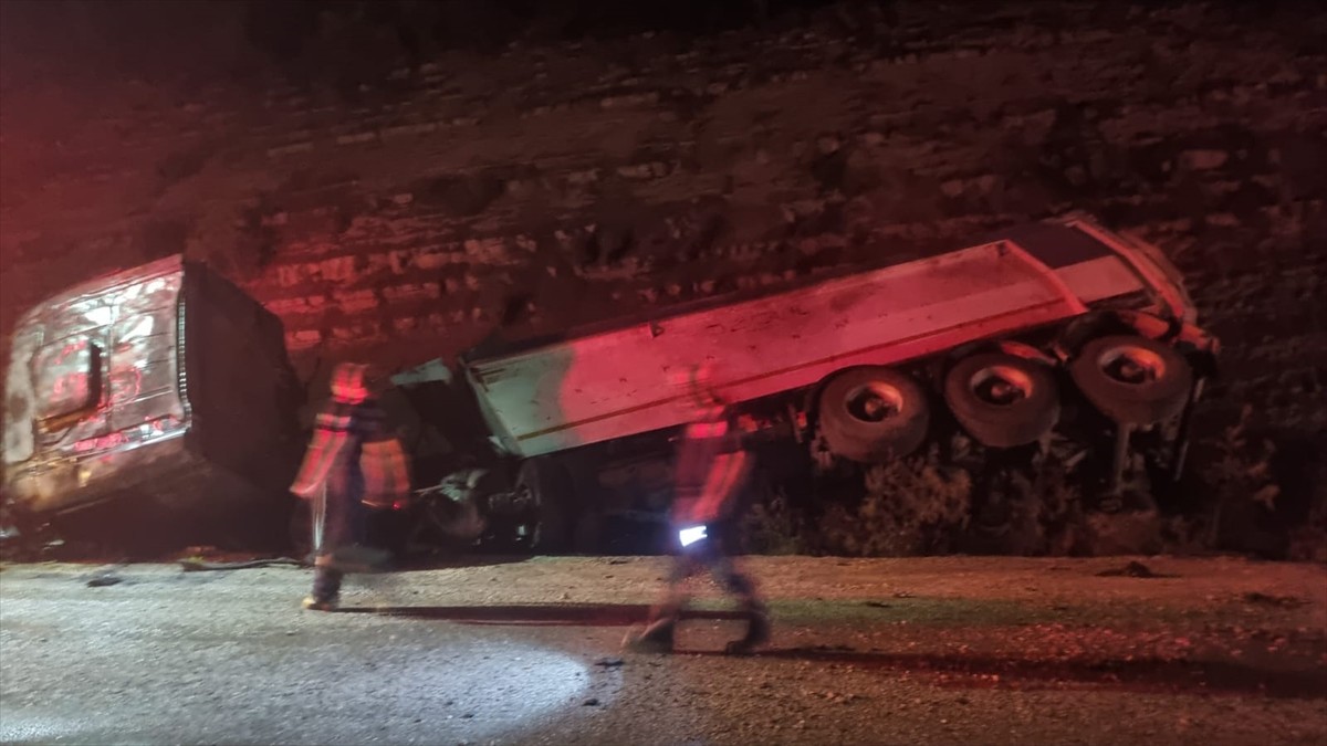 Adana'nın Karaisalı ilçesinde kamyonun şarampole devrilmesi sonucu 1 kişi öldü, 1 kişi...