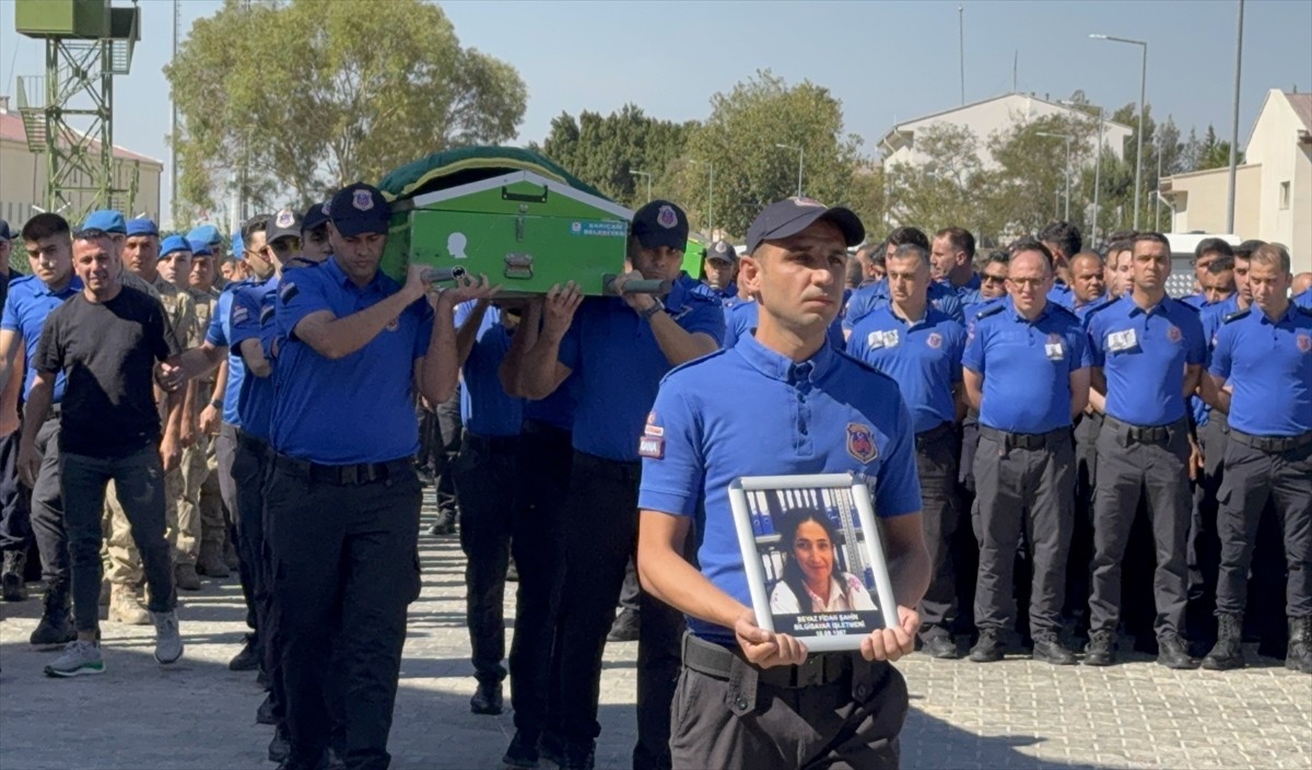 Adana'nın merkez Sarıçam ilçesinde otomobilin kamyona çarpması sonucu yaşamını yitiren 2 cezaevi...