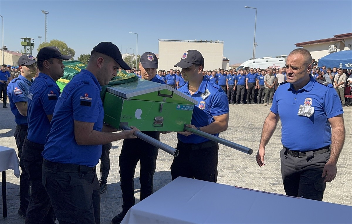 Adana'nın merkez Sarıçam ilçesinde otomobilin kamyona çarpması sonucu yaşamını yitiren 2 cezaevi...