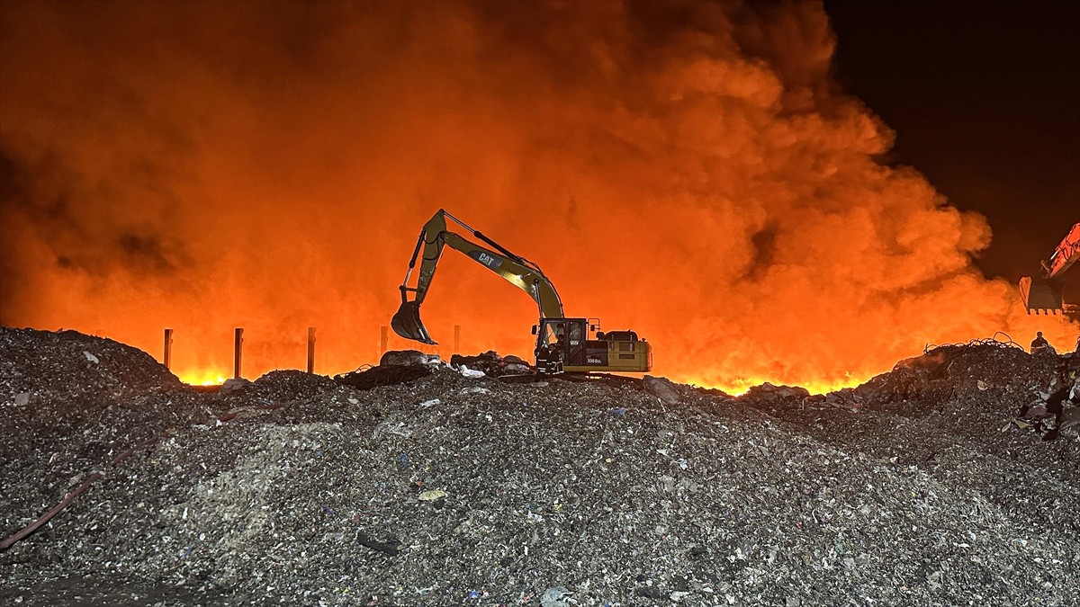 Adana'nın merkez Seyhan ilçesindeki geri dönüşüm fabrikasının bahçesinde çıkan yangın kontrol...