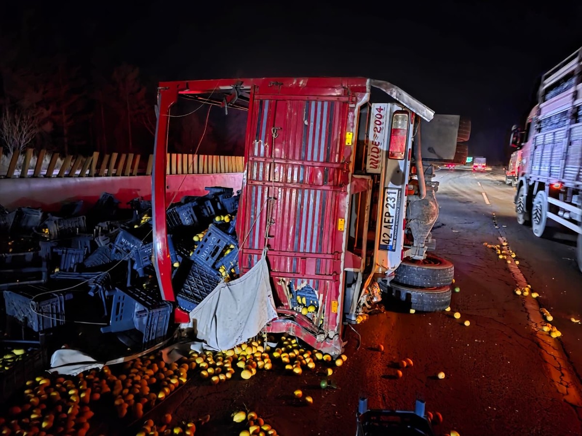 Adana'nın Pozantı ilçesinde 4 aracın karıştığı zincirleme trafik kazasında 1 kişi ağır...