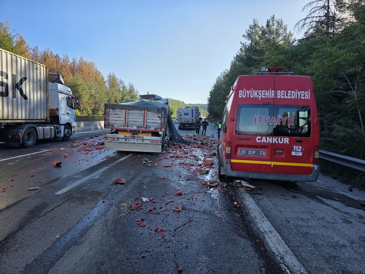 Adana'nın Pozantı ilçesinde önündeki tıra çarpan tırın şoförü yaralandı. Adana istikametine giden...