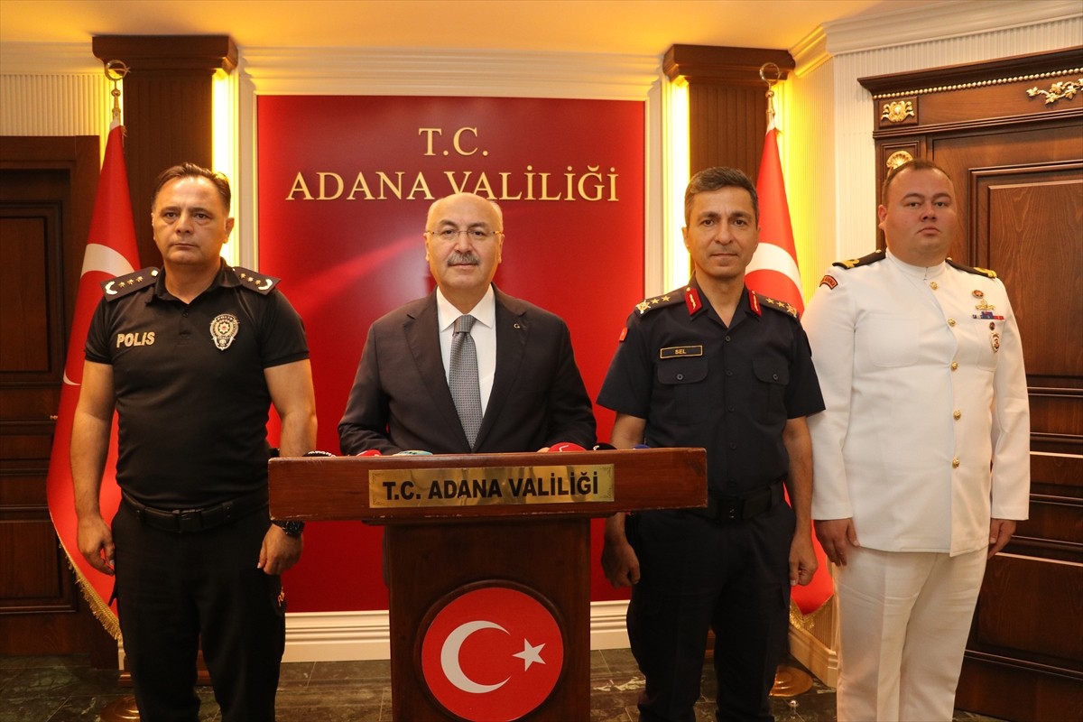 Adana Valisi Yavuz Selim Köşger (sol 2),Valilikte düzenlenen "Asayiş ve Güvenlik Değerlendirme...