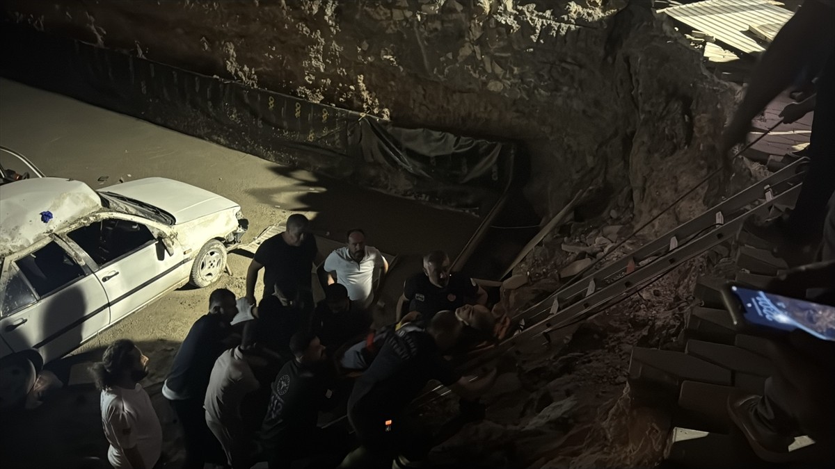 Adıyaman'da bir otomobilin inşaat temeline devrilmesi sonucu 3'ü ağır 4 kişi yaralandı. 