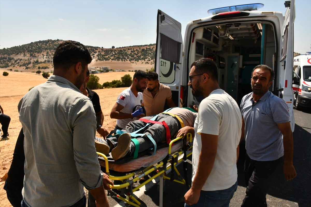 Adıyaman'ın Besni ilçesinde şarampole devrilen otomobildeki 4'ü çocuk 6 kişi yaralandı. Kaza...