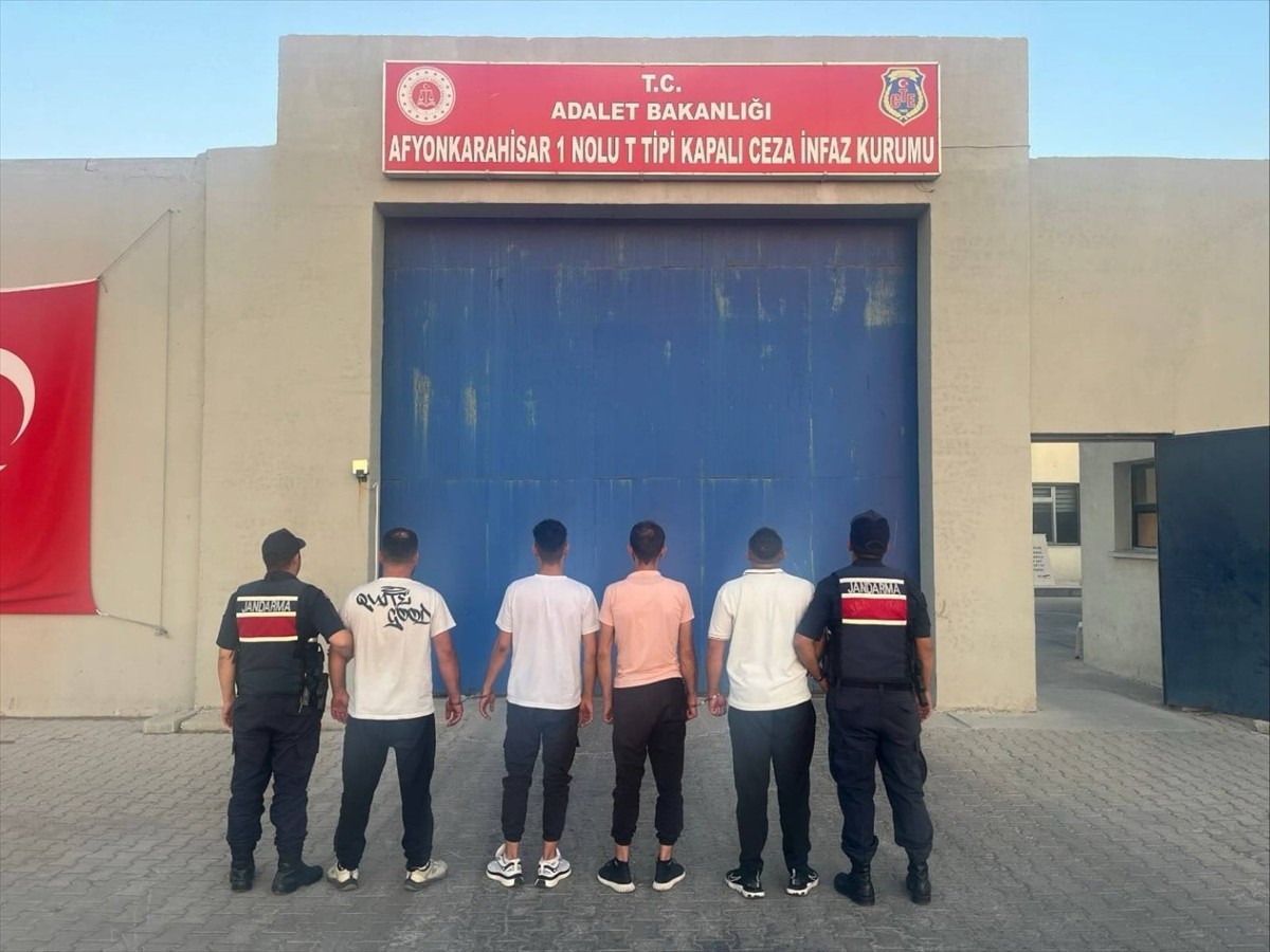 Afyonkarahisar'da düzenlenen uyuşturucu operasyonunda gözaltına alınan 4 şüpheli tutuklandı.