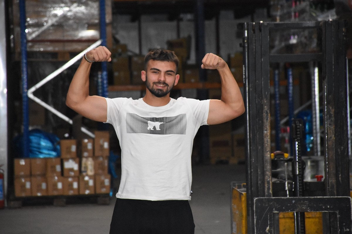 Afyonkarahisar'da toptan gıda deposunda çalışan 20 yaşındaki Hasan Sait Emrem, halterdeki...
