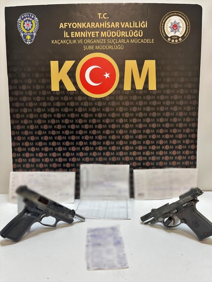 Afyonkarahisar'ın Başmakçı ilçesinde tefecilik operasyonunda gözaltına alınan 5 şüpheliden 2'si...