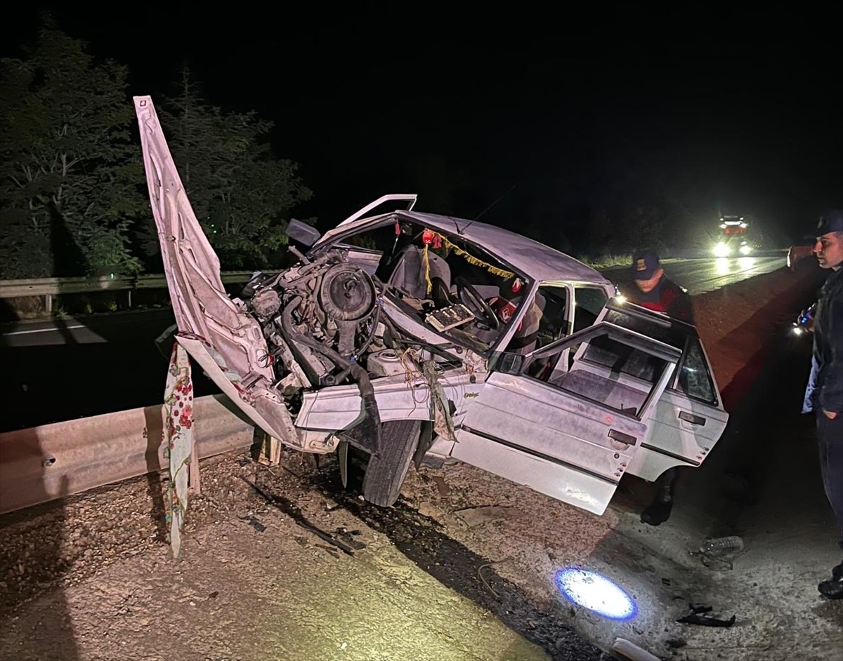 Afyonkarahisar'ın Sinanpaşa ilçesinde refüje çarpan otomobildeki 5'i çocuk 7 kişi yaralandı.