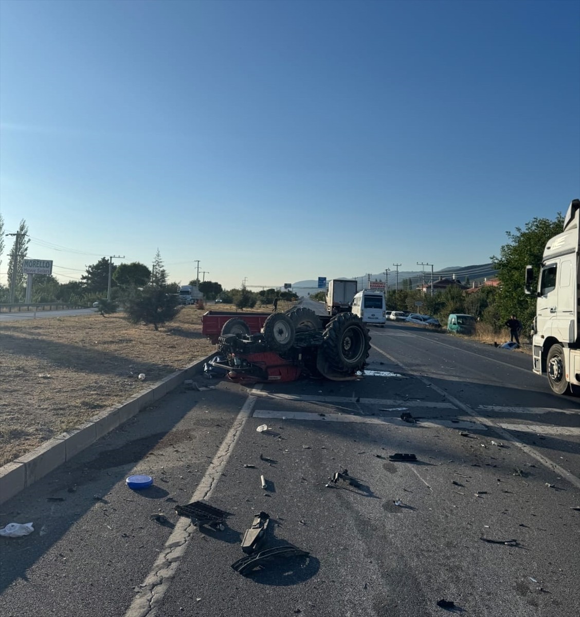Afyonkarahisar'ın Sultandağı ilçesinde otomobille çarpışan traktörün sürücüsü yaşamını yitirdi, 1...