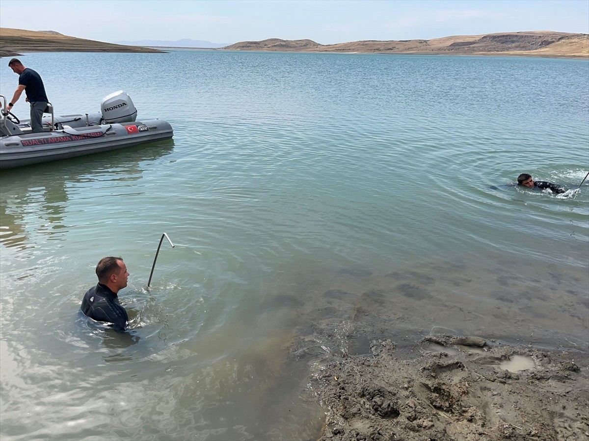 Ağrı'da ailesinin kayıp ihbarında bulunduğu 14 yaşındaki çocuk için arama çalışması başlatıldı....