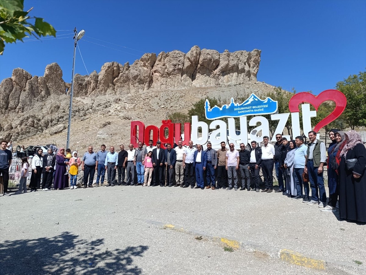 Ağrı'nın Tutak ilçesinde yaşayan şehit yakınları ve gaziler, İshak Paşa Sarayı ve Ahmed-i Hani...