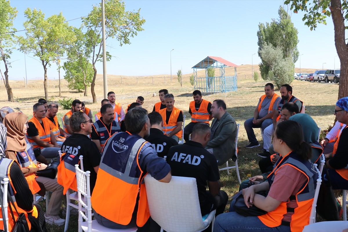 Ağrı İl Afet ve Acil Durum Müdürlüğü ekiplerinden eğitim alan gönüllüler, afet zamanında yapılan...